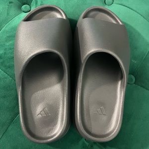 Yeezy slide onyx size 8 mens